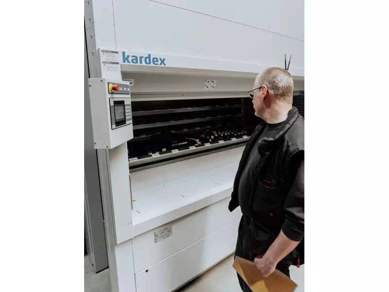 Kardex Lager: strukturierte Lagerhaltung, schneller Zugriff und transparente Bestände für reibungslose Abläufe in der Fertigung..webp